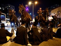 Potret Chaos Demo Yahudi Ultra-Ortodoks Bentrok dengan Polisi Israel