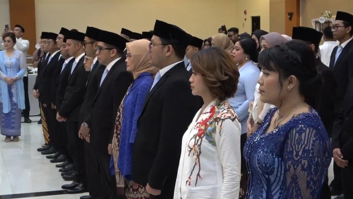 Kepala Kantor Komunikasi Kepresidenan atau Presidential Communication Office (PCO) Hasan Nasbi melantik sejumlah tokoh untuk masuk dalam struktur kerja lembaganya, di Kantor Komunikasi Presiden di Gedung Bina Graha, Jakarta Pusat, Senin (18/11/2024). (Dok. Presidential Communication Office)