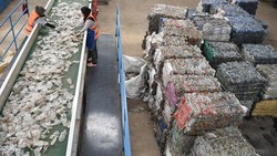 Mengintip Pabrik Daur Ulang Plastik di Samarinda