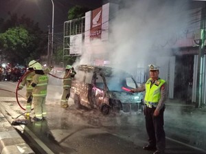 Mobil Angkot Terbakar di Pasar Minggu Arah Kalibata, Lalin Dialihkan