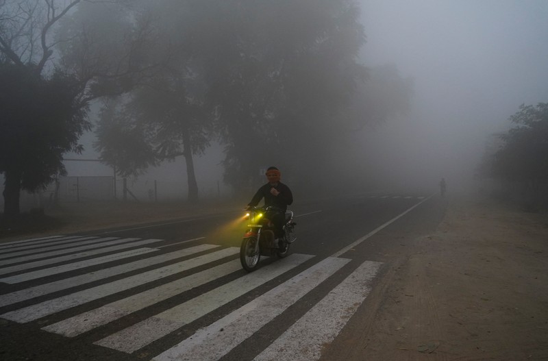 New Delhi menutup sekolah-sekolah mulai Senin (18/11) hingga batas waktu yang belum ditentukan. Pembelajaran siswa pun dialihkan menjadi jarak jauh atau online. (REUTERS/Anushree Fadnavis) New Delhi menutup sekolah-sekolah mulai Senin (18/11) hingga batas waktu yang belum ditentukan. Pembelajaran siswa pun dialihkan menjadi jarak jauh atau online. (REUTERS/Anushree Fadnavis)