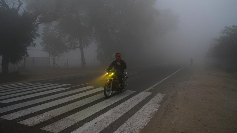 New Delhi menutup sekolah-sekolah mulai Senin (18/11) hingga batas waktu yang belum ditentukan. Pembelajaran siswa pun dialihkan menjadi jarak jauh atau online. (REUTERS/Anushree Fadnavis)