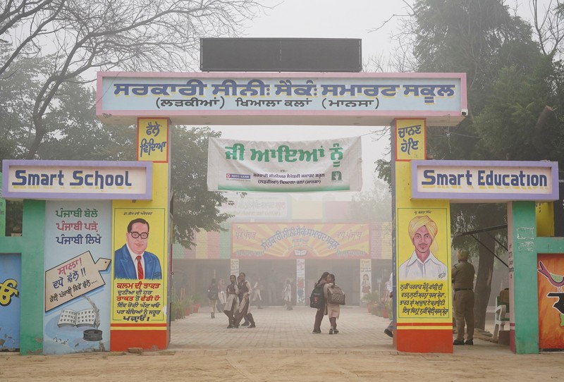 New Delhi menutup sekolah-sekolah mulai Senin (18/11) hingga batas waktu yang belum ditentukan. Pembelajaran siswa pun dialihkan menjadi jarak jauh atau online. (REUTERS/Anushree Fadnavis) New Delhi menutup sekolah-sekolah mulai Senin (18/11) hingga batas waktu yang belum ditentukan. Pembelajaran siswa pun dialihkan menjadi jarak jauh atau online. (REUTERS/Anushree Fadnavis)