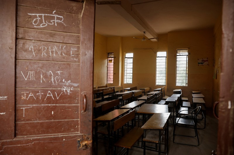 New Delhi menutup sekolah-sekolah mulai Senin (18/11) hingga batas waktu yang belum ditentukan. Pembelajaran siswa pun dialihkan menjadi jarak jauh atau online. (REUTERS/Anushree Fadnavis) New Delhi menutup sekolah-sekolah mulai Senin (18/11) hingga batas waktu yang belum ditentukan. Pembelajaran siswa pun dialihkan menjadi jarak jauh atau online. (REUTERS/Anushree Fadnavis)