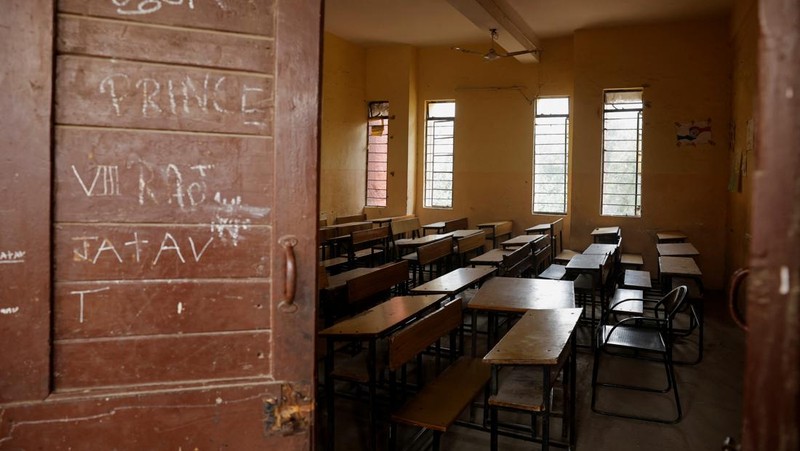 New Delhi menutup sekolah-sekolah mulai Senin (18/11) hingga batas waktu yang belum ditentukan. Pembelajaran siswa pun dialihkan menjadi jarak jauh atau online. (REUTERS/Anushree Fadnavis)