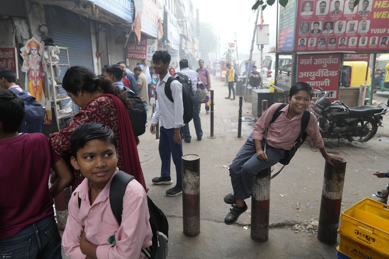 New Delhi menutup sekolah-sekolah mulai Senin (18/11) hingga batas waktu yang belum ditentukan. Pembelajaran siswa pun dialihkan menjadi jarak jauh atau online. (REUTERS/Anushree Fadnavis) New Delhi menutup sekolah-sekolah mulai Senin (18/11) hingga batas waktu yang belum ditentukan. Pembelajaran siswa pun dialihkan menjadi jarak jauh atau online. (REUTERS/Anushree Fadnavis)