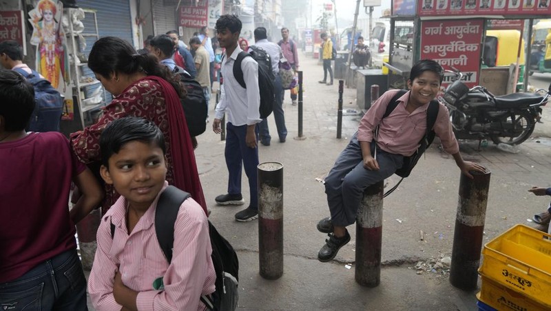 New Delhi menutup sekolah-sekolah mulai Senin (18/11) hingga batas waktu yang belum ditentukan. Pembelajaran siswa pun dialihkan menjadi jarak jauh atau online. (REUTERS/Anushree Fadnavis)