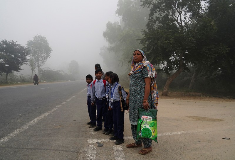 New Delhi menutup sekolah-sekolah mulai Senin (18/11) hingga batas waktu yang belum ditentukan. Pembelajaran siswa pun dialihkan menjadi jarak jauh atau online. (REUTERS/Anushree Fadnavis) New Delhi menutup sekolah-sekolah mulai Senin (18/11) hingga batas waktu yang belum ditentukan. Pembelajaran siswa pun dialihkan menjadi jarak jauh atau online. (REUTERS/Anushree Fadnavis)