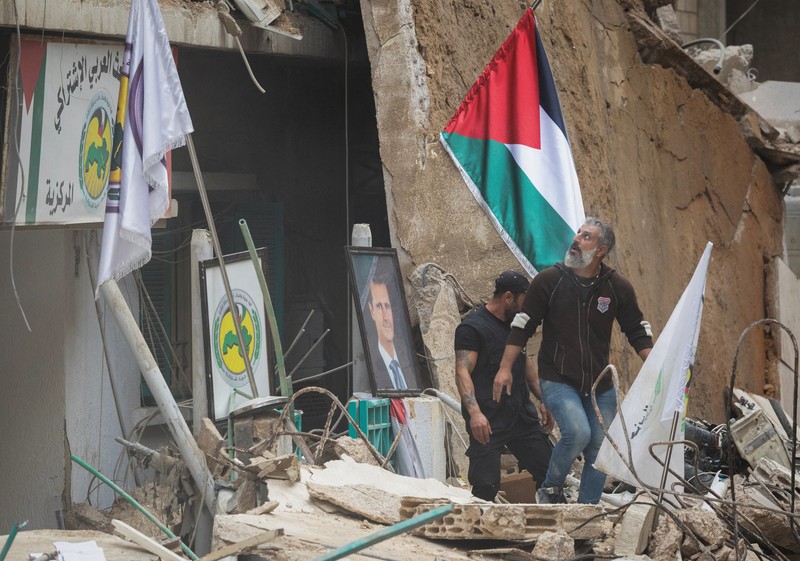 Orang-orang dan tim penyelamat berkumpul di lokasi serangan Israel terhadap sebuah gedung yang menurut sumber keamanan menewaskan kepala hubungan media Hizbullah Mohammad Afif di Ras Al-Nabaa, di Beirut, Lebanon, 17 November 2024. Orang-orang dan tim penyelamat berkumpul di lokasi serangan Israel terhadap sebuah gedung yang menurut sumber keamanan menewaskan kepala hubungan media Hizbullah Mohammad Afif di Ras Al-Nabaa, di Beirut, Lebanon, 17 November 2024. (REUTERS/Adnan Abidi)