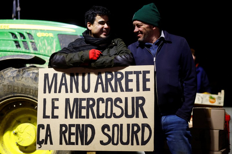 Petani Prancis memblokir jalan dengan traktor, sebagai protes terhadap kesepakatan perdagangan bebas UE-Mercosur saat Presiden Prancis Emmanuel Macron sedang dalam kunjungan kenegaraan ke Argentina, di Velizy-Villacoublay, dekat Paris, Prancis, 17 November 2024. (REUTERS/Stephanie Lecocq)