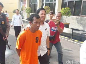 Cinta Ditolak, Pria Cirebon Hadiahi Pujaan Hatinya Parang