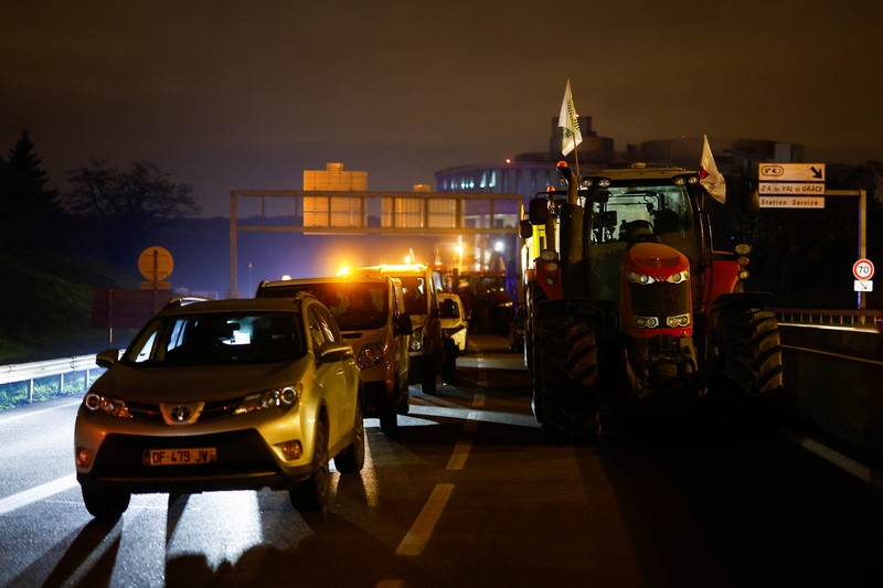 Petani Prancis memblokir jalan dengan traktor, sebagai protes terhadap kesepakatan perdagangan bebas UE-Mercosur saat Presiden Prancis Emmanuel Macron sedang dalam kunjungan kenegaraan ke Argentina, di Velizy-Villacoublay, dekat Paris, Prancis, 17 November 2024. Petani Prancis memblokir jalan dengan traktor, sebagai protes terhadap kesepakatan perdagangan bebas UE-Mercosur saat Presiden Prancis Emmanuel Macron sedang dalam kunjungan kenegaraan ke Argentina, di Velizy-Villacoublay, dekat Paris, Prancis, 17 November 2024. (REUTERS/Stephanie Lecocq)