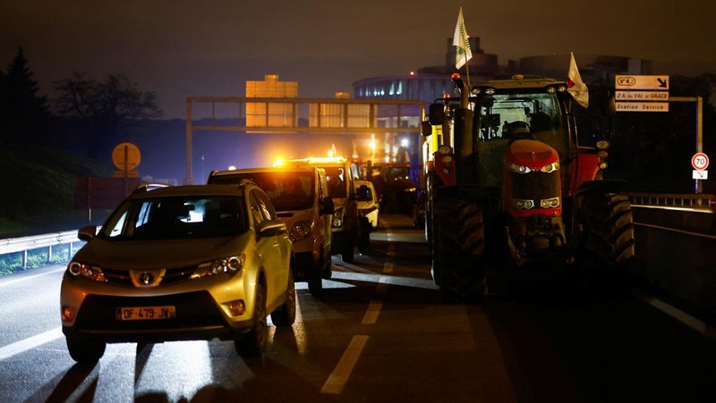 Petani Prancis memblokir jalan dengan traktor, sebagai protes terhadap kesepakatan perdagangan bebas UE-Mercosur saat Presiden Prancis Emmanuel Macron sedang dalam kunjungan kenegaraan ke Argentina, di Velizy-Villacoublay, dekat Paris, Prancis, 17 November 2024. (REUTERS/Stephanie Lecocq)