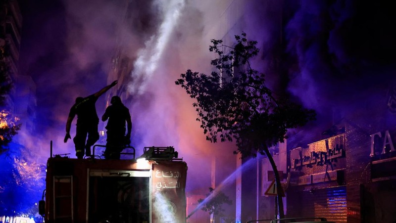 Petugas pemadam kebakaran bekerja memadamkan api di lokasi serangan Israel di jalan Mar Elias Beirut, Lebanon 17 November 2024. (REUTERS/Thaier Al-Sudani)