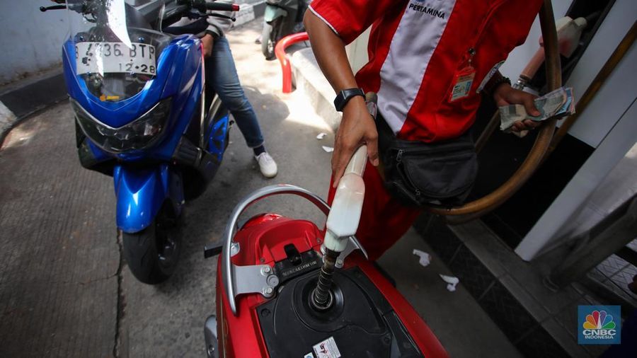 Petugas mengisi bahan bakar minyak (BBM) jenis Pertalite untuk kendaraan roda dua pada salah satu SPBU di Jakarta, Senin (18/11/2024). (²©²ÊÍøÕ¾/Faisal Rahman)