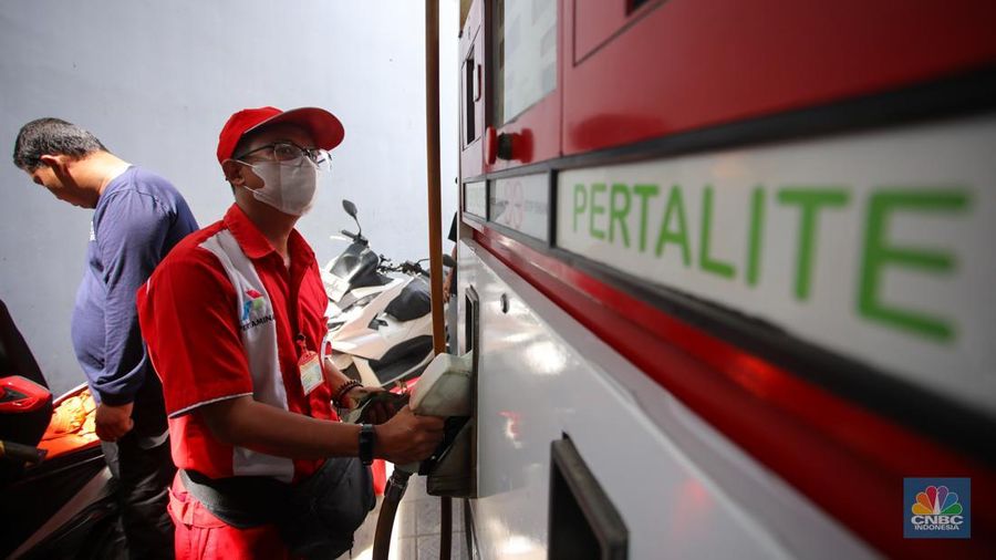 Petugas mengisi bahan bakar minyak (BBM) jenis Pertalite untuk kendaraan roda dua pada salah satu SPBU di Jakarta, Senin (18/11/2024). (վ/Faisal Rahman)