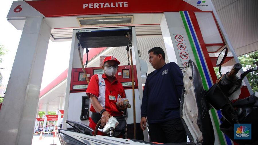 Petugas mengisi bahan bakar minyak (BBM) jenis Pertalite untuk kendaraan roda dua pada salah satu SPBU di Jakarta, Senin (18/11/2024). (վ/Faisal Rahman)