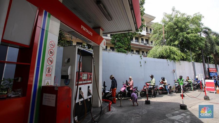 Petugas mengisi bahan bakar minyak (BBM) jenis Pertalite untuk kendaraan roda dua pada salah satu SPBU di Jakarta, Senin (18/11/2024). (վ/Faisal Rahman)