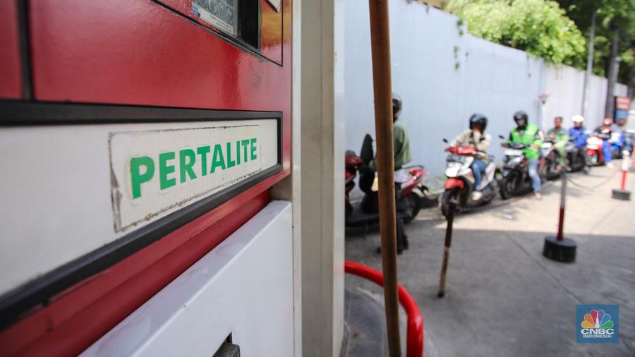 Petugas mengisi bahan bakar minyak (BBM) jenis Pertalite untuk kendaraan roda dua pada salah satu SPBU di Jakarta, Senin (18/11/2024). (վ/Faisal Rahman)