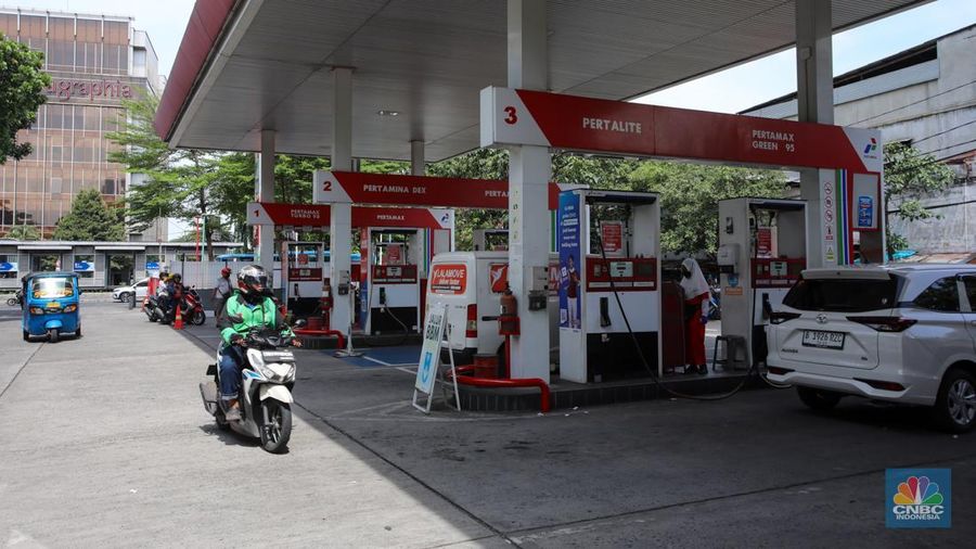 Petugas mengisi bahan bakar minyak (BBM) jenis Pertalite untuk kendaraan roda dua pada salah satu SPBU di Jakarta, Senin (18/11/2024). (վ/Faisal Rahman)
