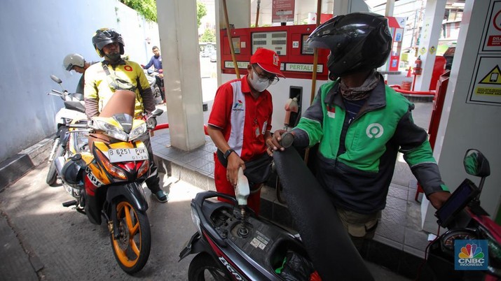 Petugas mengisi bahan bakar minyak (BBM) jenis Pertalite untuk kendaraan roda dua pada salah satu SPBU di Jakarta, Senin (18/11/2024). (CNBC Indonesia/Faisal Rahman)