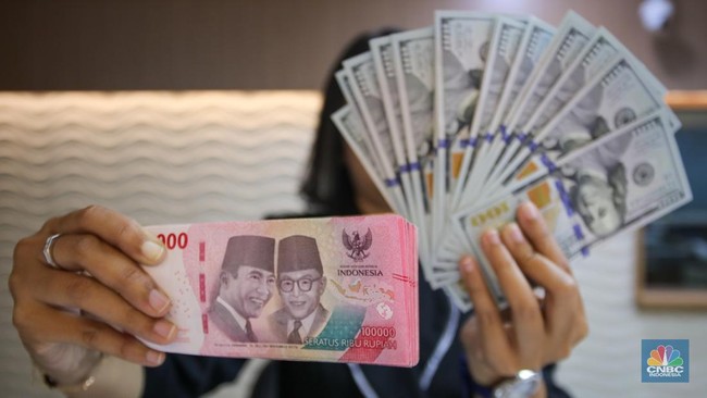 Rupiah Balik Menguat, Dolar AS Tutup di Bawah Rp17.000