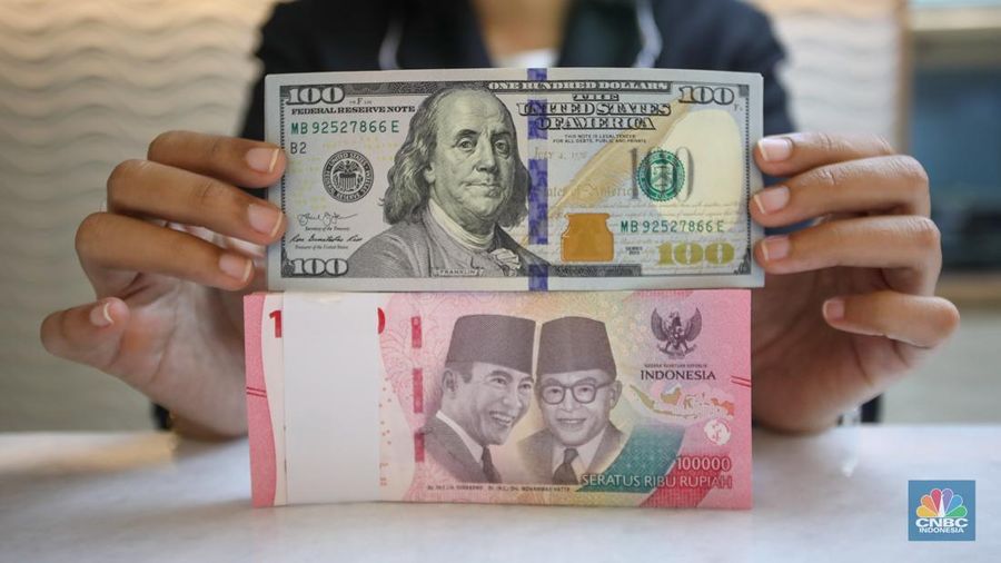 Petugas menunjukkan uang pecahan dolar AS dan rupiah di gerai penukaran mata uang asing di tempat penukaran uang PT Ayu Masagung, Jakarta, Senin (18/11/2024). (²©²ÊÍøÕ¾/Faisal Rahman)