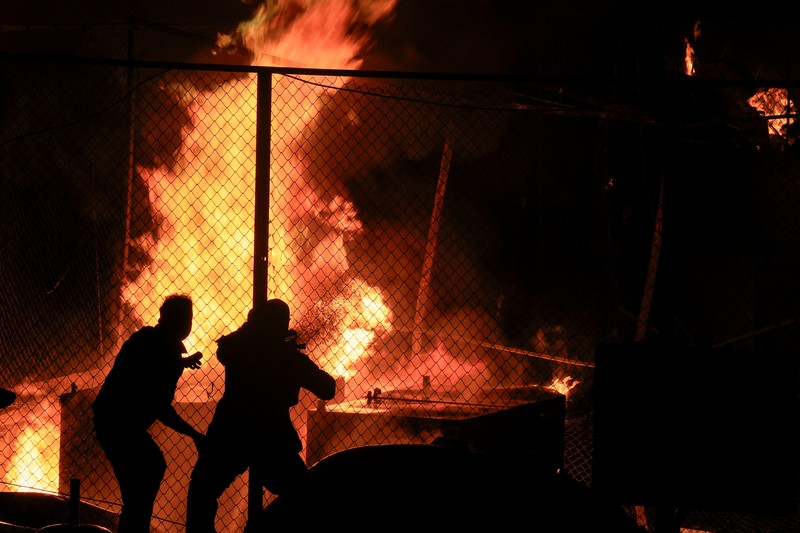 Petugas pemadam kebakaran bekerja memadamkan api di lokasi serangan Israel di jalan Mar Elias Beirut, Lebanon 17 November 2024. (REUTERS/Thaier Al-Sudani)