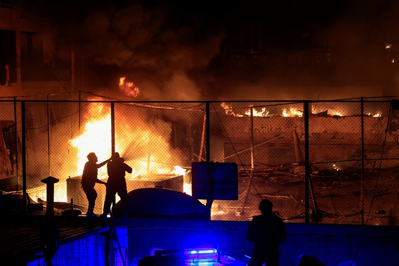 Petugas pemadam kebakaran bekerja memadamkan api di lokasi serangan Israel di jalan Mar Elias Beirut, Lebanon 17 November 2024. (REUTERS/Thaier Al-Sudani)