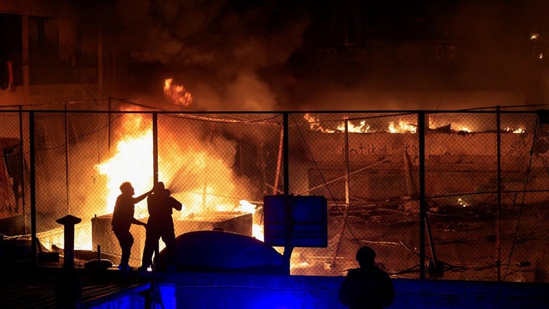 Petugas pemadam kebakaran bekerja memadamkan api di lokasi serangan Israel di jalan Mar Elias Beirut, Lebanon 17 November 2024. (REUTERS/Thaier Al-Sudani)