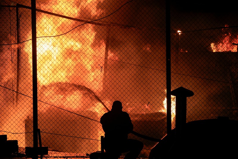 Petugas pemadam kebakaran bekerja memadamkan api di lokasi serangan Israel di jalan Mar Elias Beirut, Lebanon 17 November 2024. Petugas pemadam kebakaran bekerja memadamkan api di lokasi serangan Israel di jalan Mar Elias Beirut, Lebanon 17 November 2024. (REUTERS/Thaier Al-Sudani)