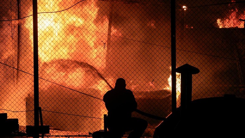 Petugas pemadam kebakaran bekerja memadamkan api di lokasi serangan Israel di jalan Mar Elias Beirut, Lebanon 17 November 2024. (REUTERS/Thaier Al-Sudani)