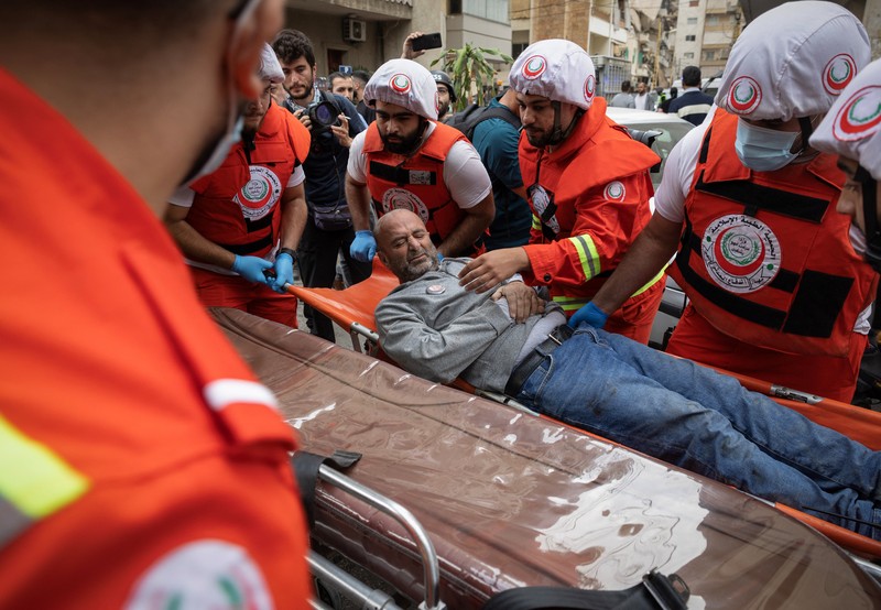 Orang-orang dan tim penyelamat berkumpul di lokasi serangan Israel terhadap sebuah gedung yang menurut sumber keamanan menewaskan kepala hubungan media Hizbullah Mohammad Afif di Ras Al-Nabaa, di Beirut, Lebanon, 17 November 2024. Orang-orang dan tim penyelamat berkumpul di lokasi serangan Israel terhadap sebuah gedung yang menurut sumber keamanan menewaskan kepala hubungan media Hizbullah Mohammad Afif di Ras Al-Nabaa, di Beirut, Lebanon, 17 November 2024. (REUTERS/Adnan Abidi)