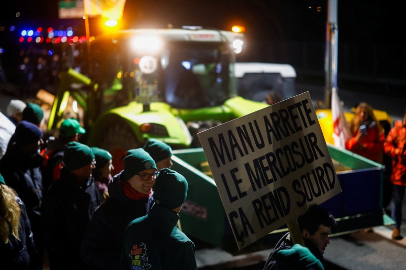 Petani Prancis memblokir jalan dengan traktor, sebagai protes terhadap kesepakatan perdagangan bebas UE-Mercosur saat Presiden Prancis Emmanuel Macron sedang dalam kunjungan kenegaraan ke Argentina, di Velizy-Villacoublay, dekat Paris, Prancis, 17 November 2024. (REUTERS/Stephanie Lecocq)