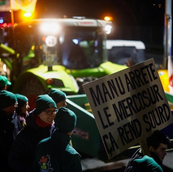 Petani Eropa Protes Kesepakatan Dagang, Kerahkan Traktor Blokir Jalan