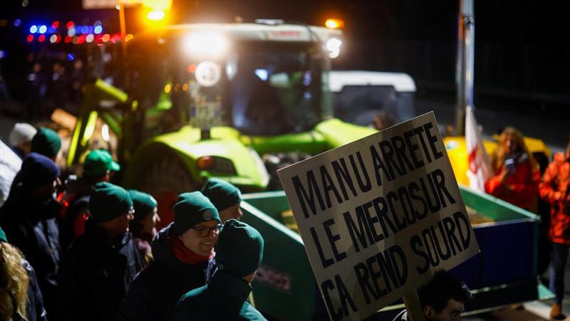 Petani Prancis memblokir jalan dengan traktor, sebagai protes terhadap kesepakatan perdagangan bebas UE-Mercosur saat Presiden Prancis Emmanuel Macron sedang dalam kunjungan kenegaraan ke Argentina, di Velizy-Villacoublay, dekat Paris, Prancis, 17 November 2024. (REUTERS/Stephanie Lecocq)