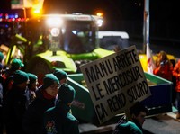 Petani Eropa Protes Kesepakatan Dagang, Kerahkan Traktor Blokir Jalan