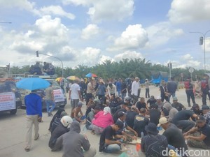 Akses Pintu Tol Kisaran Nyaris Tertutup, Massa Gelar Makan Siang di Badan Jalan