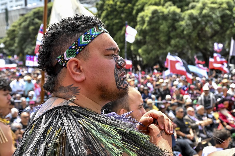 Anggota masyarakat Maori berpawai dalam aksi unjuk rasa untuk mengkritik pemerintah atas kebijakannya yang berdampak pada penduduk asli Maori di Wellington pada (19/11/2024). (AP Photo/Mark Tantrum) Anggota masyarakat Maori berpawai dalam aksi unjuk rasa untuk mengkritik pemerintah atas kebijakannya yang berdampak pada penduduk asli Maori di Wellington pada (19/11/2024). (AP Photo/Mark Tantrum)