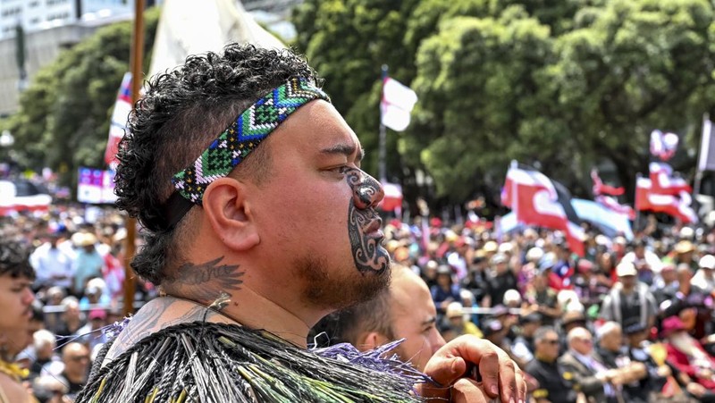 Anggota masyarakat Maori berpawai dalam aksi unjuk rasa untuk mengkritik pemerintah atas kebijakannya yang berdampak pada penduduk asli Maori di Wellington pada (19/11/2024). (AP Photo/Mark Tantrum)