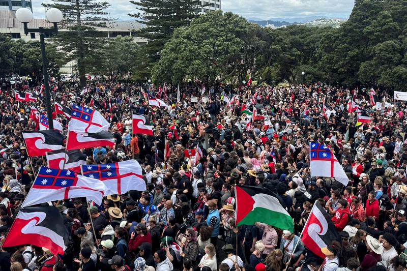 Anggota masyarakat Maori berpawai dalam aksi unjuk rasa untuk mengkritik pemerintah atas kebijakannya yang berdampak pada penduduk asli Maori di Wellington pada (19/11/2024). (AP Photo/Mark Tantrum) Anggota masyarakat Maori berpawai dalam aksi unjuk rasa untuk mengkritik pemerintah atas kebijakannya yang berdampak pada penduduk asli Maori di Wellington pada (19/11/2024). (AP Photo/Mark Tantrum)