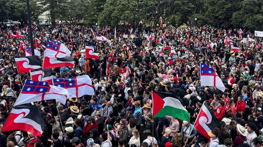 Anggota masyarakat Maori berpawai dalam aksi unjuk rasa untuk mengkritik pemerintah atas kebijakannya yang berdampak pada penduduk asli Maori di Wellington pada (19/11/2024). (AP Photo/Mark Tantrum)