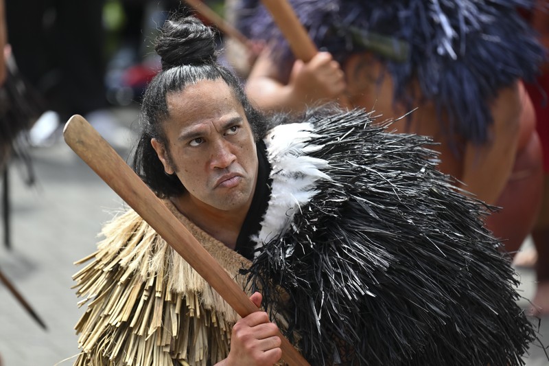 Anggota masyarakat Maori berpawai dalam aksi unjuk rasa untuk mengkritik pemerintah atas kebijakannya yang berdampak pada penduduk asli Maori di Wellington pada (19/11/2024). (AP Photo/Mark Tantrum)