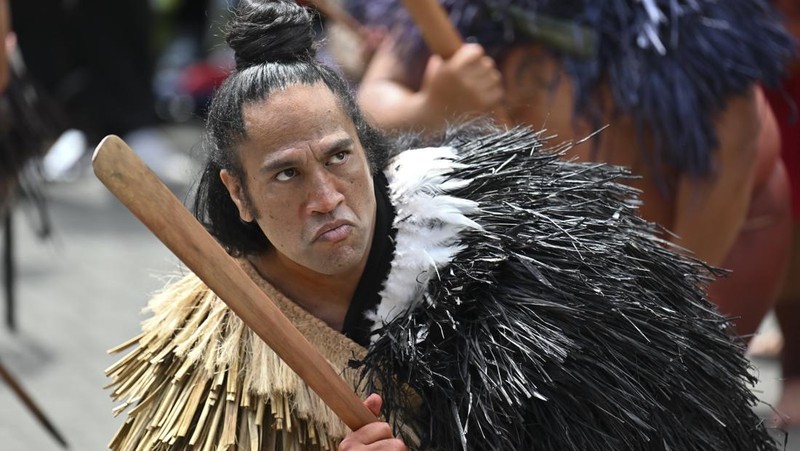 Anggota masyarakat Maori berpawai dalam aksi unjuk rasa untuk mengkritik pemerintah atas kebijakannya yang berdampak pada penduduk asli Maori di Wellington pada (19/11/2024). (AP Photo/Mark Tantrum)