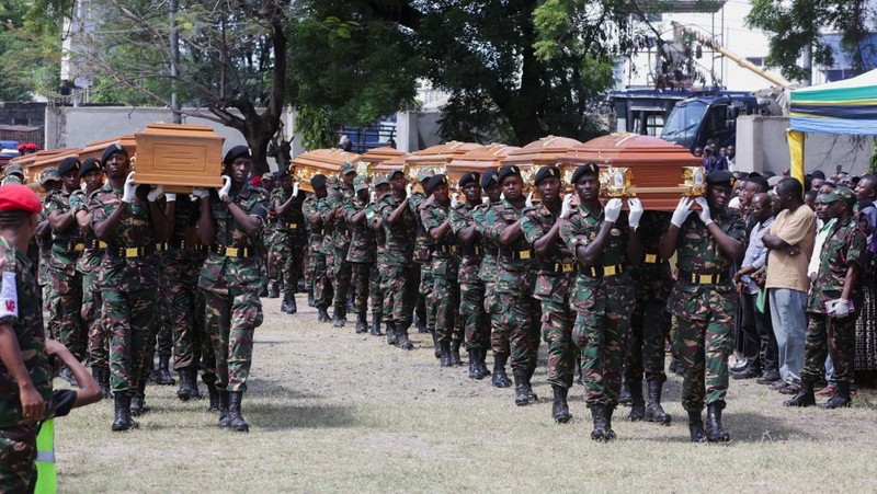 Orang-orang menghadiri lokasi bangunan yang runtuh di Dar es Salaam, Tanzania, Minggu, 17 November 2024. (AP Photo/Steven Genya)