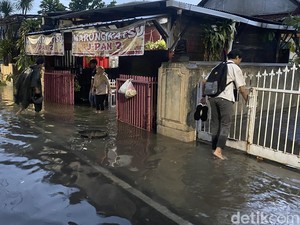 Jalan Sadewa Semarang Banjir Usai Diguyur Hujan 2 Jam, Banyak Motor Mogok