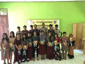 Dedikasi Bripka Riri Tembus Pegunungan Meratus Demi Inspirasi Anak-anak Dayak