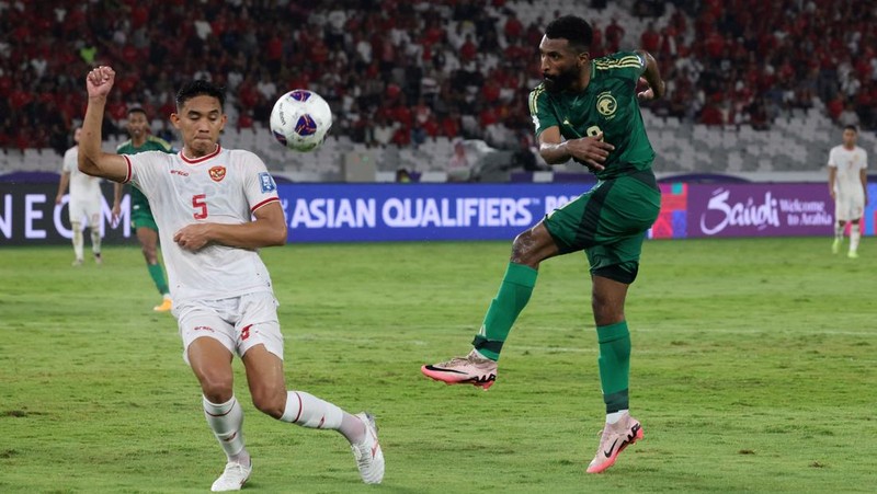 Pemain Indonesia Marselino Ferdinan merayakan gol pertamanya bersama rekan setimnya di lanjutan kualifikasi asia babak ketiga. (REUTERS/Ajeng Dinar Ulfiana)