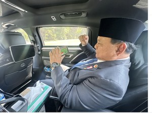 Prabowo Nonton Indonesia Vs Arab Saudi Lewat HP