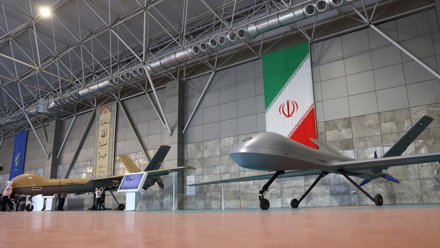 Iran memamerkan sejumlah rudal dan sistem pertahanannya di sebuah museum di Teheran, pada Jumat (15/11) di tengah ketegangan konflik di Timur Tengah. (via REUTERS/Majid Asgaripour)